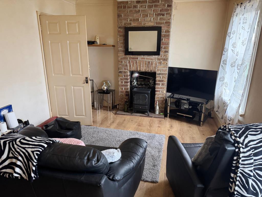 Lot: 62 - HAIRDRESSERS WITH TWO-BEDROOM FLAT AND GARAGE - Living room